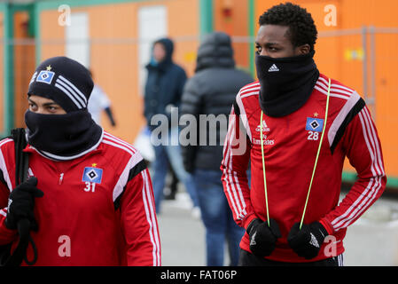 Hamburg, Deutschland. 4. Januar 2016. Hamburg ist Ronny Marcos (L) und sein Teamkollege Gideon Jung tragen Schals und Hüte kommen in einer Trainingseinheit der deutschen Fußball-Bundesliga-Fußball-Club Hamburger SV in Hamburg, Deutschland, 4. Januar 2016. Foto: AXEL HEIMKEN/Dpa/Alamy Live News Stockfoto