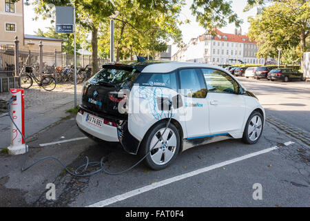 BMW i3 Elektroauto aufgeladen auf Straße. Kopenhagen, Dänemark, Europa. Stockfoto