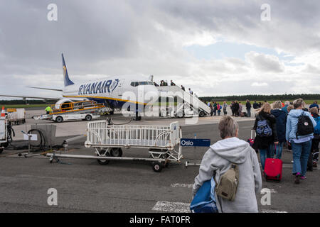 Passagiere Ryanair Flugzeug auf der Rollbahn am Flughafen Aarhus, Dänemark, Europa. Stockfoto