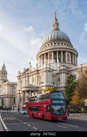 London Bus fährt vor St Pauls Cathedral, London, England, GB, UK. Stockfoto