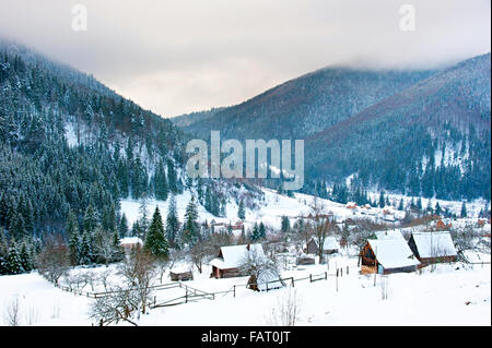 Transkarpatier Dorf in den Bergen mit Schnee bedeckt. Ukraine Stockfoto