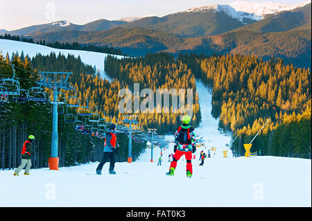 Snowboarder am Berge Hang im Skigebiet bei Sonnenuntergang Stockfoto