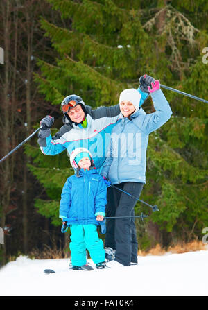 Glückliche Familie lächelnd und mit Blick auf eine Kamera in Bukovel. Stockfoto