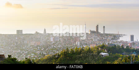 Skyline der Stadt Batumi aus Sicht bei Sonnenuntergang. Georgien Stockfoto