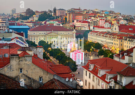 Rossio-Platz in das Zentrum von Lissabon mit einem Denkmal des Königs Pedro IV mit Neujahr Dekorationen Stockfoto