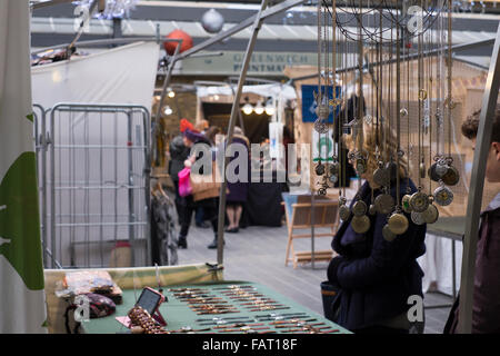 Taschenuhren auf Greenwih Markt in London im winter Stockfoto