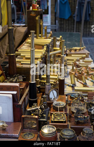 Messing-Teleskope und Ausrüstung im Greenwih Markt in London Stockfoto