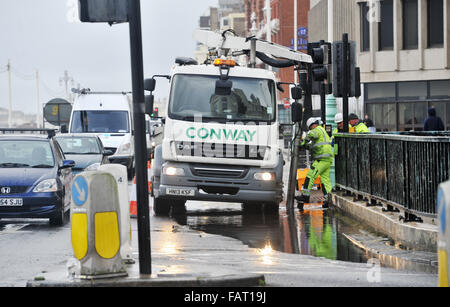 Brighton, Sussex UK Pumpe 4. Januar 2016 - Arbeiter entfernt Hochwasser als die Bauarbeiten begonnen heute über die A259 Küstenstraße von der Kreuzung der West Street. Die Arbeit beinhaltet auch die Restaurierung der Strandpromenade Tierheim Halle Foto von Simon Dack Stockfoto