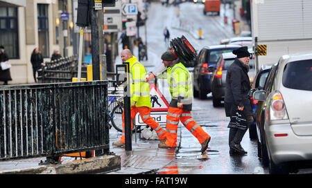 Brighton, Sussex UK sind 4. Januar 2016 - Leitkegel als die Bauarbeiten begonnen heute über die A259 Küstenstraße von der Kreuzung der West Street. Die Arbeit, die voraussichtlich 2 Jahre dauern wird auch die Restaurierung der Strandpromenade Tierheim Halle beinhalten. Stockfoto