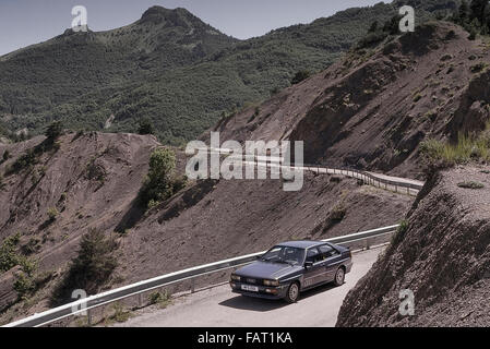 1982 Audi Quattro Coupe fahren auf Bergstraßen in den französischen Alpen Stockfoto