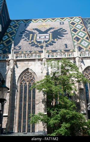 Das Ziegeldach des Stephansdom, Wien, Österreich zeigt den Doppeladler des Heiligen Römischen Reiches Stockfoto