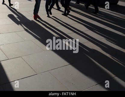 Schatten von Menschen, die zu Fuß in london Stockfoto