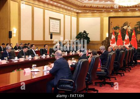 Peking, China. 4. Januar 2016. Zhang Dejiang, Vorsitzender des ständigen Ausschusses von China der nationalen Volksarmee Kongress (NPC), führt Gespräche mit kanadischen Sprecher des Senats George Furey in Peking, Hauptstadt von China, 4. Januar 2016. Bildnachweis: Liu Weibing/Xinhua/Alamy Live-Nachrichten Stockfoto