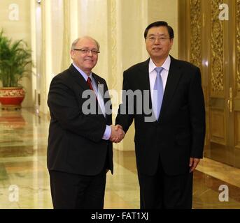 Peking, China. 4. Januar 2016. Zhang Dejiang (R), Vorsitzender des ständigen Ausschusses von China der nationalen Volksarmee Kongress (NPC), führt Gespräche mit kanadischen Sprecher des Senats George Furey in Peking, Hauptstadt von China, 4. Januar 2016. Bildnachweis: Liu Weibing/Xinhua/Alamy Live-Nachrichten Stockfoto