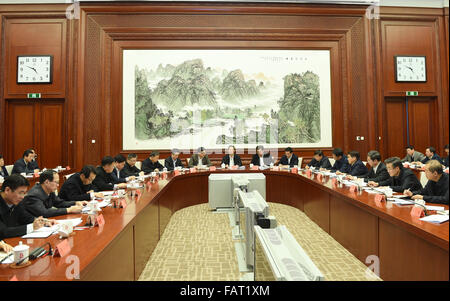 Peking, China. 4. Januar 2016. Chinesische Vize Premier Zhang Gaoli, ebenfalls Mitglied des ständigen Ausschusses des Politbüros des Zentralkomitees der kommunistischen Partei von China (CPC), leitet eine Versammlung zur Luftreinhaltung in Peking, Hauptstadt von China, 4. Januar 2016. Bildnachweis: Wang Ye/Xinhua/Alamy Live-Nachrichten Stockfoto