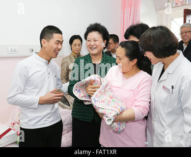 Peking, China. 4. Januar 2016. Chinesischer Vize-Premier Liu Yandong (2. L, vorn) besucht eine Mutter und Kind Gesundheitszentrum in Peking, Hauptstadt von China, 4. Januar 2016. Bildnachweis: Ding Lin/Xinhua/Alamy Live-Nachrichten Stockfoto