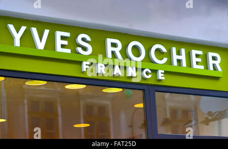 Brasov, Rumänien, - 8. Dezember 2015: The Yves Rocher Shop-Logo gedruckt auf ein Gebäude Stockfoto