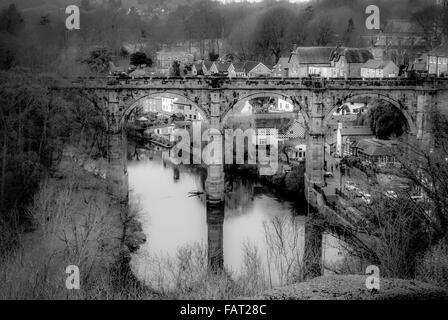 Stein-Viadukt über den Fluss Nidd in Knaresborough, North Yorkshire. Stockfoto