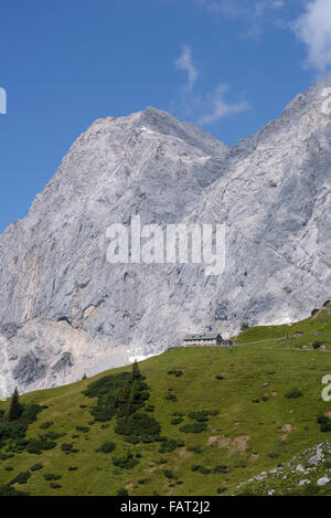 Berghütte Suedwandhuette vor Bergmassiv der Dachstein, Ramsau, Österreich Stockfoto