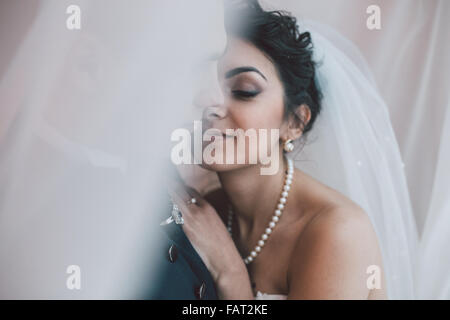 Braut und Bräutigam in einem Hotelzimmer Stockfoto