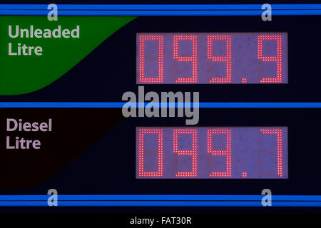 Portsmouth, UK. 4. Januar 2016. Kraftstoffpreise sind in einer Supermarkt-Tankstelle in Portsmouth in Hampshire, UK, Montag, 4. Januar 2016 angezeigt. Die Preise für Diesel als auch Benzin, sank auf unter £1 zum ersten Mal in 5 Jahren als der Preis für Öl ärgern Kredit fallen: Luke MacGregor/Alamy Live News Stockfoto