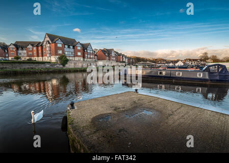 Neu entwickelte Yachthafen entlang des Flusses Weaver in Northwich mit mock Tudor Neubauwohnungen. Stockfoto