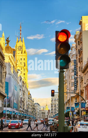 Fußgänger überqueren an der Gran Via Street. Madrid. Spanien Stockfoto