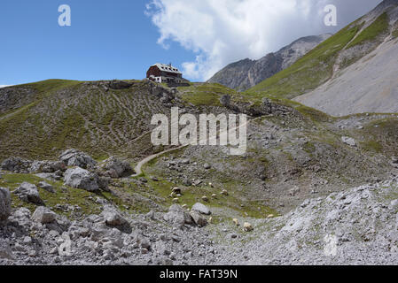 Fütterung der Schafe vor Mountain lodge Guttenberghaus, Dachstein, Ramsau, Österreich Stockfoto