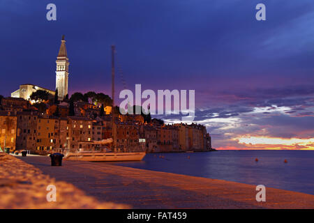 Schöne istrische Stadt Rovinj in Kroatien während des Sonnenuntergangs. Stockfoto