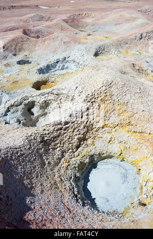 Bunte Warmwasser Teiche in Geothermie Region der Anden-Hochland von Bolivien. Salzsee, Gebirge und kargen Vulkane Stockfoto