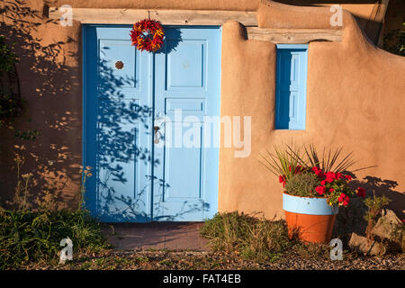 Eine bunte Tür in Taos, New Mexico. Stockfoto