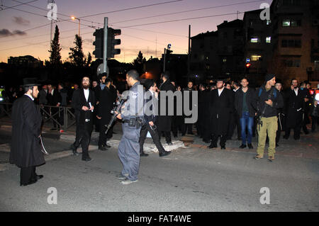 Jerusalem, Jerusalem, Palästina. 4. Januar 2016. Orthodoxe Juden versammeln sich auf dem Gelände des Angriffs in der Nähe von Jerusalemer Stadtbahn Zug auf 4. Januar 2016, nachdem ein Palästinenser zu erstechen Sicherheitskräfte versucht, teilte die Polizei mit. Eine 15-j hrige israelischen Mädchen wurde bei dem Vorfall leicht verletzt und der Angreifer wurde erschossen und verhaftet, israelische Polizei sagte Credit: Mahfouz Abu Türke/APA Bilder/ZUMA Draht/Alamy Live News Stockfoto