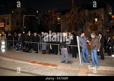 Jerusalem, Jerusalem, Palästina. 4. Januar 2016. Orthodoxe Juden versammeln sich auf dem Gelände des Angriffs in der Nähe von Jerusalemer Stadtbahn Zug auf 4. Januar 2016, nachdem ein Palästinenser zu erstechen Sicherheitskräfte versucht, teilte die Polizei mit. Eine 15-j hrige israelischen Mädchen wurde bei dem Vorfall leicht verletzt und der Angreifer wurde erschossen und verhaftet, israelische Polizei sagte Credit: Mahfouz Abu Türke/APA Bilder/ZUMA Draht/Alamy Live News Stockfoto