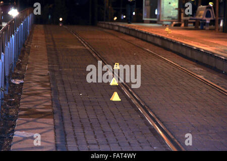 Jerusalem, Jerusalem, Palästina. 4. Januar 2016. Israelische forensische Polizei ermittelt die Website eines Angriffs in der Nähe von Jerusalemer Stadtbahn Zug am 4. Januar 2016, nachdem ein Palästinenser zu erstechen Sicherheitskräfte versucht teilte die Polizei mit. Eine 15-j hrige israelischen Mädchen wurde bei dem Vorfall leicht verletzt und der Angreifer wurde erschossen und verhaftet, israelische Polizei sagte Credit: Mahfouz Abu Türke/APA Bilder/ZUMA Draht/Alamy Live News Stockfoto