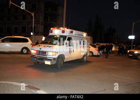 Jerusalem, Jerusalem, Palästina. 4. Januar 2016. Israelische forensische Polizei ermittelt die Website eines Angriffs in der Nähe von Jerusalemer Stadtbahn Zug am 4. Januar 2016, nachdem ein Palästinenser zu erstechen Sicherheitskräfte versucht teilte die Polizei mit. Eine 15-j hrige israelischen Mädchen wurde bei dem Vorfall leicht verletzt und der Angreifer wurde erschossen und verhaftet, israelische Polizei sagte Credit: Mahfouz Abu Türke/APA Bilder/ZUMA Draht/Alamy Live News Stockfoto