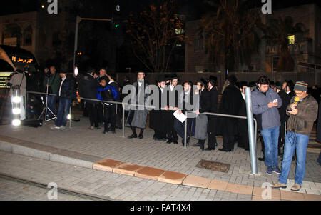 Jerusalem, Jerusalem, Palästina. 4. Januar 2016. Orthodoxe Juden versammeln sich auf dem Gelände des Angriffs in der Nähe von Jerusalemer Stadtbahn Zug auf 4. Januar 2016, nachdem ein Palästinenser zu erstechen Sicherheitskräfte versucht, teilte die Polizei mit. Eine 15-j hrige israelischen Mädchen wurde bei dem Vorfall leicht verletzt und der Angreifer wurde erschossen und verhaftet, israelische Polizei sagte Credit: Mahfouz Abu Türke/APA Bilder/ZUMA Draht/Alamy Live News Stockfoto