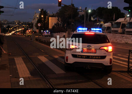 Jerusalem, Jerusalem, Palästina. 4. Januar 2016. Israelische forensische Polizei ermittelt die Website eines Angriffs in der Nähe von Jerusalemer Stadtbahn Zug am 4. Januar 2016, nachdem ein Palästinenser zu erstechen Sicherheitskräfte versucht teilte die Polizei mit. Eine 15-j hrige israelischen Mädchen wurde bei dem Vorfall leicht verletzt und der Angreifer wurde erschossen und verhaftet, israelische Polizei sagte Credit: Mahfouz Abu Türke/APA Bilder/ZUMA Draht/Alamy Live News Stockfoto