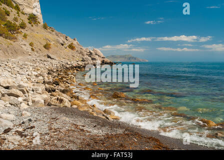 Frühlingslandschaft im Piraten Bucht in der Nähe Novij Svet Resort an der Küste des Schwarzen Meeres, Halbinsel Krim Stockfoto