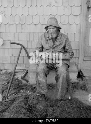 Fischer, ausbessern, seine Netze, Cape Ann, Gloucester, Massachusetts, USA, 1905 Stockfoto