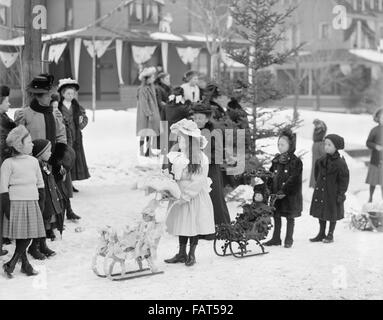 Junge Mädchen mit Puppe Schlitten, Midwinter Karneval, Kinder Parade, oberen Saranac Lake, New York, USA, 1909 Stockfoto