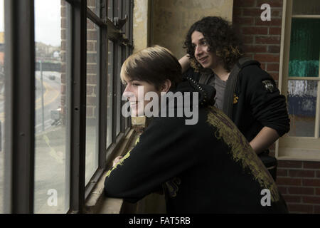 Decatur, GA, USA. 1. Januar 2016. EMMA GRACE KOETTER zugelassen, selbst ein Jahr vor, daß sie der Gesellschaft allgemeine Ansicht der Geschlechter passte nicht. Sie hat nichts dagegen, ein bisschen, wenn jemand sie anruft '' ˜genderqueer. " Und sie glaubt, dass die Gesellschaft von anderen wie ihr, die nicht abonnieren Sie herkömmliche geschlechtsspezifische Unterschiede, aber eher identifizieren als weder, beide oder eine Kombination der weiblichen und männlichen Geschlechter viel lernen könnte. Um 16 Uhr mit blonde Brocken in ihre abgeschnittenen Punk-ähnliche Frisur konnte Emma als junge leicht wahrgenommen werden. Sie trägt eine auffallende Ähnlichkeit zu einer jüngeren Justin Bieber. Emma trägt das Wort '' ˜queer Stockfoto