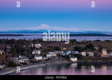 Blick vom Gonzales Lookout über Eiche Bucht in Richtung Mount Backen bei Sonnenuntergang-Victoria, British Columbia, Kanada. Stockfoto