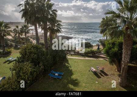 Zypern, Pafos, Garten des Hotels in der Nähe von Strand Stockfoto