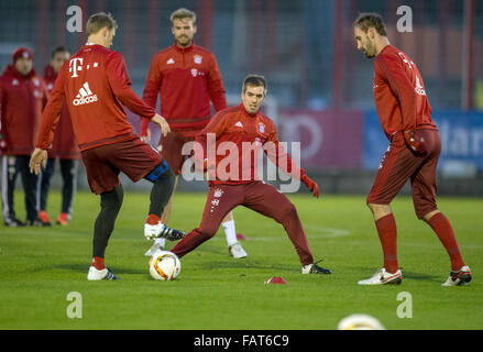 München, Deutschland. 4. Januar 2016. Münchner Philipp Lahm (C) und andere Spieler wetteifern um den Ball während einer Trainingseinheit der deutschen Fußball-Bundesliga-Fußball-Club FC Bayern München in München, Deutschland, 4. Januar 2016. Foto: MATTHIAS BALK/Dpa/Alamy Live-Nachrichten Stockfoto