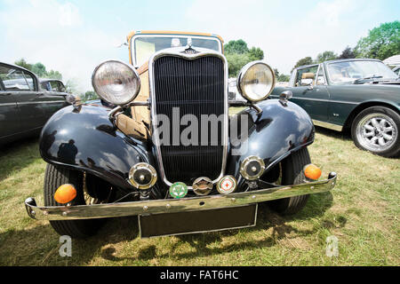 Billericay, Essex, UK - Juli 2013: Sommerfest Oldtimer zu zeigen, zeigte schöne Vorkriegs-Modell 1934 Sänger elf. Stockfoto