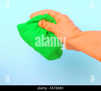 Grüne Reinigung Lappen in behandschuhten hand Stockfoto