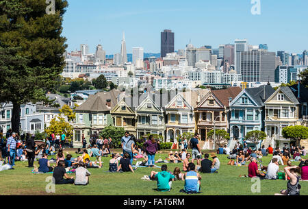 Touristen, viktorianischen Häuserzeile, Painted Ladies, Postkarte Zeile, Alamo Square, Steiner Street, San Francisco, Kalifornien, USA Stockfoto