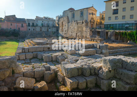 Tempel des Apollo Siracusa, mit Blick auf die Ruine der antiken griechischen Tempel des Apollo (Tempio di Apollo) auf der Insel Ortigia, Syrakus, Sizilien. Stockfoto