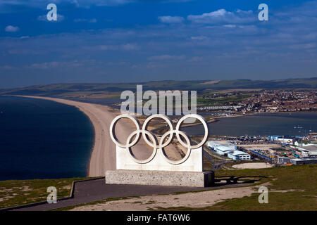 Die 2012 Olympischen Ringe Gedenk- und Chesil Beach aus Portland Heights, Dorset, England, UK Stockfoto