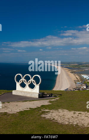 Die 2012 Olympischen Ringe Gedenk- und Chesil Beach aus Portland Heights, Dorset, England, UK Stockfoto